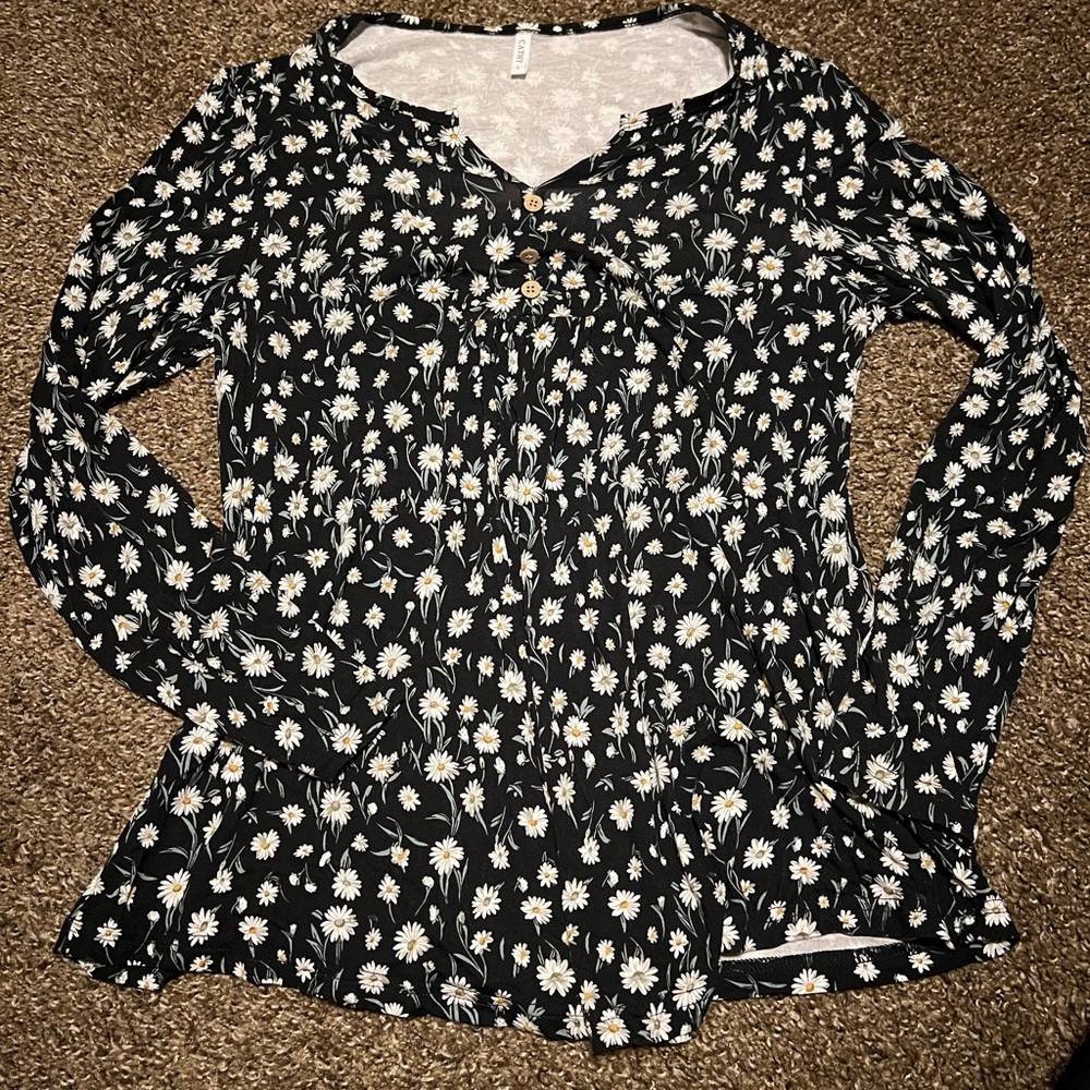 NWOT (2) Women's Shirts - Picture 2 of 3